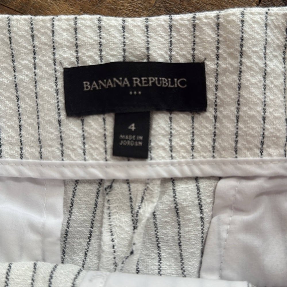 NWOT Banana Republic Women's Pinstriped Shorts - Picture 3 of 4